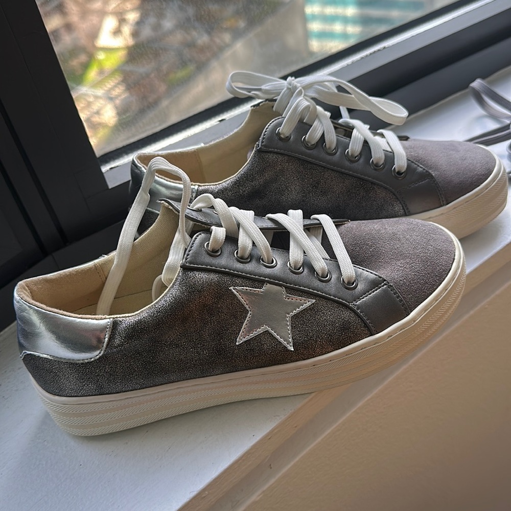 Boutique by Corky’s gray star sneakers-size 7